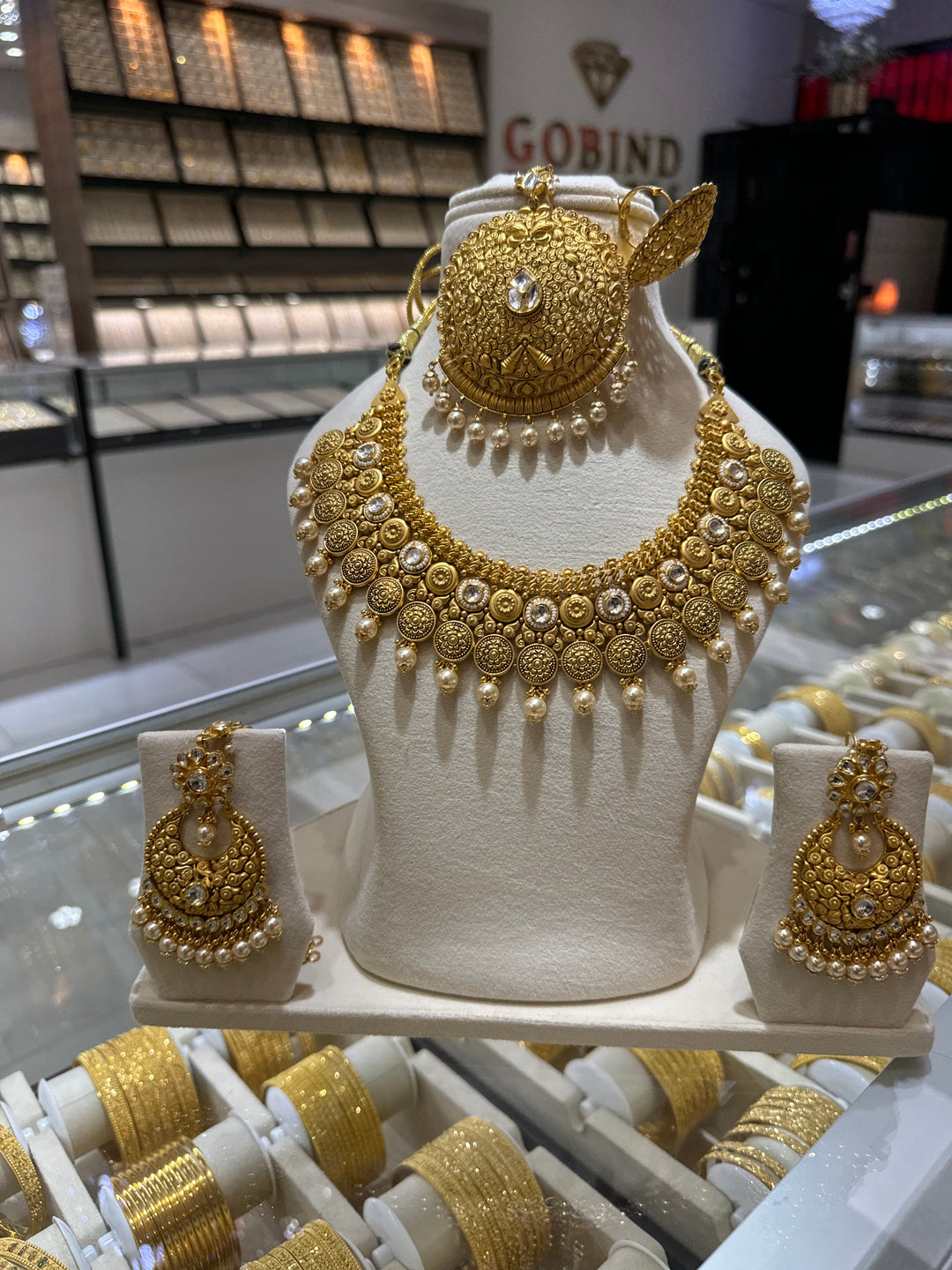 Full Women’s Kundan Set with Tikka and Ring 22k - Gobind Jewelers